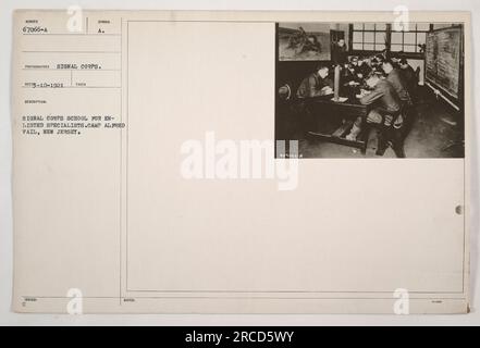 Soldaten, die während des Ersten Weltkriegs an einer Signalkorps-Schule für Spezialisten im Camp Alfred Vail in New Jersey teilnahmen. Dieses Foto, Nummer 67066-A, wurde von einem Fotografen des Signalkorps aufgenommen und am 1921. Oktober mit C Notes 067066-A herausgegeben. Stockfoto