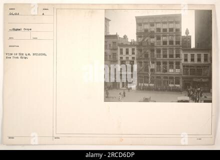 Außenfoto des Q.M. (Quartermaster) Gebäude in New York City während des Ersten Weltkriegs. Das Gebäude ist mit der Nummer 64.414 und dem Emblem des Hol Corps gekennzeichnet. Das Foto wurde offiziell ausgestellt und dokumentiert, mit dem Kennzeichnungssymbol „A“. In den Hinweisen wird die Referenznummer 964414 und die Verfügbarkeit von menschlichem Haar erwähnt, was als Hinweis auf Haarspenden für Kriegszwecke dienen kann. Stockfoto