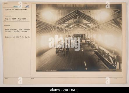 Basiskrankenhaus im Camp Jackson in Columbia, South Carolina. Das Foto zeigt das Innere des Y.M.C.A. am Basiskrankenhaus. Dieses Bild wurde am 8. August 1918 während des Ersten Weltkriegs aufgenommen Stockfoto