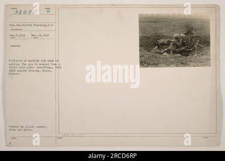 Sergeant Morris Fineberg hat am 12. November 1918 ein Bild aufgenommen, das die Position eines Maschinengewehrs während der Aktion zeigt. Die Waffe war in einem Muschelloch unter Tarnung versteckt, nahe Hill #328 in Giberey, Mause, Frankreich. Das Foto wurde vom A.E.P. Zensor genehmigt, aber es wurde kein genaues Datum angegeben. Bild 1 von 2. Stockfoto