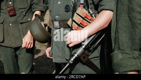 Reenactor verkleidet als deutscher Wehrmacht-Infanterie-Soldat im Zweiten Weltkrieg mit Submachine Gun MP 40. Deutsche Soldatenuniform. Deutsches Soldatenkostüm Stockfoto