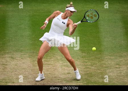 Die tschechische Tennisspielerin Marketa Vondrousova in Aktion während des Damen-Singles-Tennisspiels gegen Jessica Pegula aus den USA im Wimbledon-Tennis-Champi Stockfoto