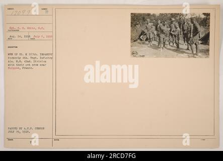 Soldiers of Company K, 167. Infanterie, 42. Division, vormals 4. Regiment Infanterie Ala. N.G., posiere mit ihrer Tierkrähe bei Suippes, Frankreich. Dieses Foto wurde am 6. Juli 1918 aufgenommen und am 29. Juli 1918 vom A.E.F.-Zensor freigegeben. (Fotobeschreibung vom 24. August 1918). Stockfoto