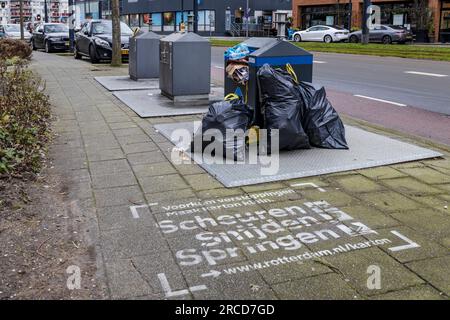 Rotterdam, Niederlande - 2021-01-18: Unterirdischer Behälter für die Sammlung von Papierabfällen zum Recycling. Der Container ist voll und der Müll wurde entsorgt Stockfoto