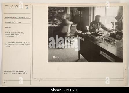 Das Foto zeigt die Büros des Signal Corps im Arcade Building in Washington, D.C. Captain Charles F. Betz, ein Fotograf vom Signalkorps, hat dieses Bild aufgenommen. Das Foto ging am 16. September 1918 ein und wurde am 26. September 1918 vom M.I.D.-Zensor zensiert und veröffentlicht. Das Bild wurde mit einer Version von C. Peray des herausgegeben. (Hinweis: Weitere Informationen zu Major Underwood fehlen.) Stockfoto