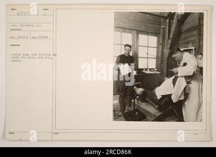 Eine Zahnarztpraxis im Camp Hospital 48 in Recey Sur ource, Cote d'Or, Frankreich. Das Foto zeigt Sergeant Villanova, S.C., und wurde am 19. Januar 1919 aufgenommen. Das Bild zeigt die zahnärztliche Einrichtung und die Ausrüstung, die im Lager ausgestellt wurden. Es sind keine zusätzlichen Hinweise vorhanden. Stockfoto