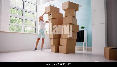 Komische Bewegungsunfälle. Herunterfallende Kartonschachteln Zu Hause Stockfoto