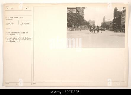 'Bildunterschrift: Entfernter Blick auf die 16. Infanterie, die die Pennsylvania Avenue bei einer Parade der First Division in Washington, D.C., während des Ersten Weltkriegs hochmarschiert. Das Foto wurde von Sergeant Joe Hitz, S.C. aufgenommen und zeigt die patriotische Darstellung militärischer Aktivitäten. (Quelle: Fotografien amerikanischer Militäraktionen während des Ersten Weltkriegs) Stockfoto