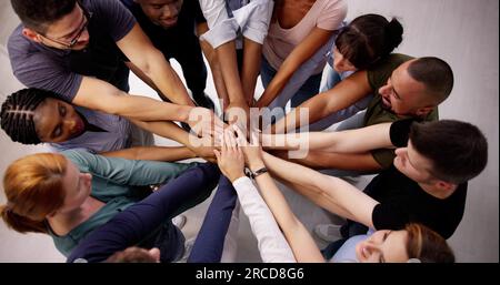 Teamgeist Und Zusammenhalt Der Gemeinschaft. Unterstützende Hände Stockfoto