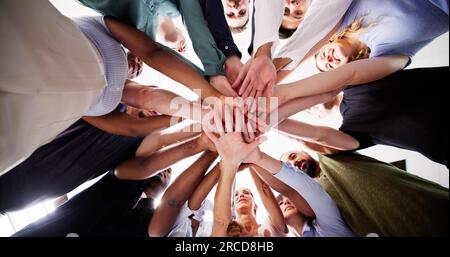 Teamgeist Und Zusammenhalt Der Gemeinschaft. Unterstützende Hände Stockfoto