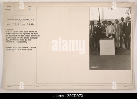 Secretary of war Newton D. Baker steht am Zero Mile Stone am Nordeingang der Ellipse zu Beginn der transkontinentalen Rekrutierungsreise des Motor Transport Corps nach San Francisco. Dieses Foto, das am 1. Juli 1919 aufgenommen wurde, zeigt den bedeutenden Moment, in dem der Stein gelegt wird. Der Fotograf war Sergeant N.A. Coombs, und das Bild ist als Nummer 60563 katalogisiert. Stockfoto