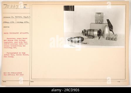 Das Bild zeigt ein Funktelegraphiegerät, bestehend aus einem Generator, einer Stromversorgungstafel, einem Spannungsregler für die Vakuumröhre und einem Sende- und Empfangsgerät für Flugzeugfunktelefone vom Typ SCR-68. Das Foto wurde am 5/18. Im Camp Alfred Vail in Little Silver, New Jersey, aufgenommen und von LT. Zalibra, Sig. R. C. Rech. Diese Informationen sind nicht zur Veröffentlichung bestimmt und nur für den offiziellen Gebrauch bestimmt. Stockfoto