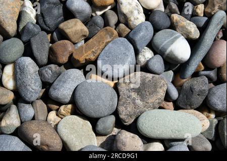 Steine unterschiedlicher Größe am Strand. Hintergrundtextur. Stockfoto