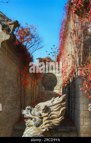 Begeben Sie sich in eine Welt des Charmes, während Sie durch die wunderschönen traditionellen Straßen von China schlendern, umgeben von einem sonnigen blauen Himmel unter der Sonne. Stockfoto