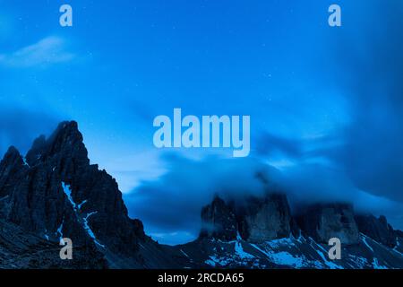 Sternennacht über Monte Paterno und Tre Cime di Lavaredo, Dolomiten Stockfoto