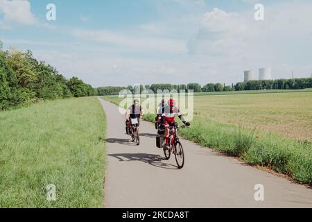 Eine Gruppe von Radfahrern auf der Rin-Flussroute in Deutschland Stockfoto