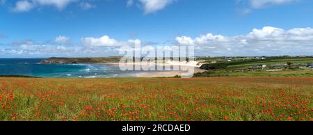 Malerisches Panorama der Mohnblumen von West Pentire über dem Crantock Beach in Cornwall, einer beliebten Touristenattraktion Stockfoto