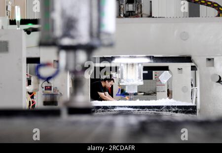 ZHANGJIAKOU, CHINA – 14. JULI 2023 – ein Mitarbeiter von Zhangjiakou Kono Engineering Plastics Co., Ltd. Arbeitet an einer Produktionslinie A für künstliche Eisplatten Stockfoto