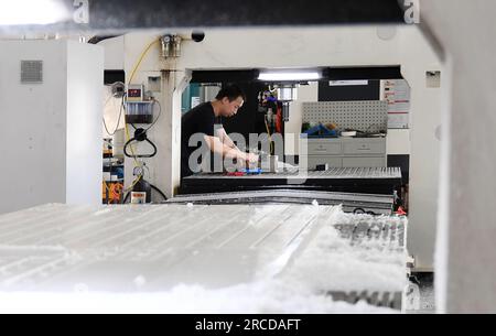 ZHANGJIAKOU, CHINA – 14. JULI 2023 – ein Mitarbeiter von Zhangjiakou Kono Engineering Plastics Co., Ltd. Arbeitet an einer Produktionslinie A für künstliche Eisplatten Stockfoto