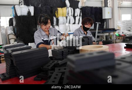 ZHANGJIAKOU, CHINA – 14. JULI 2023 – ein Mitarbeiter von Zhangjiakou Kono Engineering Plastics Co., Ltd. Arbeitet an einer Produktionslinie A für künstliche Eisplatten Stockfoto