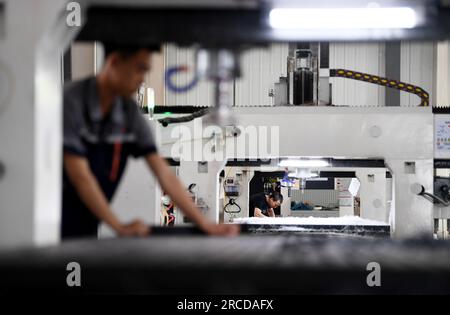 ZHANGJIAKOU, CHINA – 14. JULI 2023 – ein Mitarbeiter von Zhangjiakou Kono Engineering Plastics Co., Ltd. Arbeitet an einer Produktionslinie A für künstliche Eisplatten Stockfoto