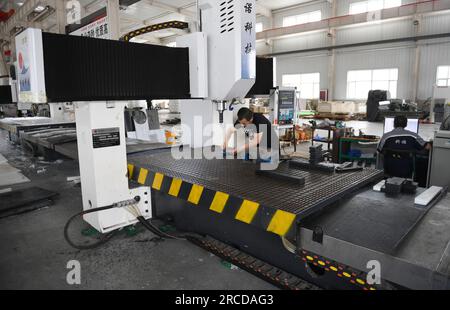 ZHANGJIAKOU, CHINA – 14. JULI 2023 – ein Mitarbeiter von Zhangjiakou Kono Engineering Plastics Co., Ltd. Arbeitet an einer Produktionslinie A für künstliche Eisplatten Stockfoto