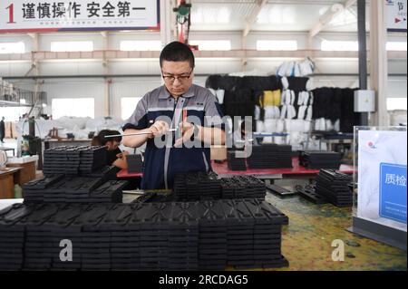 ZHANGJIAKOU, CHINA – 14. JULI 2023 – ein Mitarbeiter von Zhangjiakou Kono Engineering Plastics Co., Ltd. Arbeitet an einer Produktionslinie A für künstliche Eisplatten Stockfoto