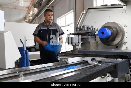 ZHANGJIAKOU, CHINA – 14. JULI 2023 – ein Mitarbeiter von Zhangjiakou Kono Engineering Plastics Co., Ltd. Arbeitet an einer Produktionslinie A für künstliche Eisplatten Stockfoto