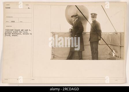 Präsident Wilson und sein Berater Cary T. Grayson an Bord der USS George Washington auf ihrer Reise nach Paris, Frankreich. Das Foto wurde 1919 aufgenommen. Stockfoto