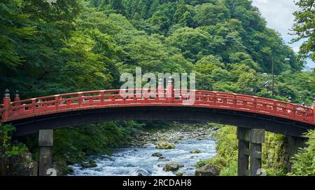 Blick auf die Shinkyo-Brücke, Präfektur Tochigi, Nikko. Die historische japanische Brücke wurde als eine der drei schönsten Brücken Japans eingestuft. Heilige Brücke am Eingang von Nikkos Schreinen und Stockfoto