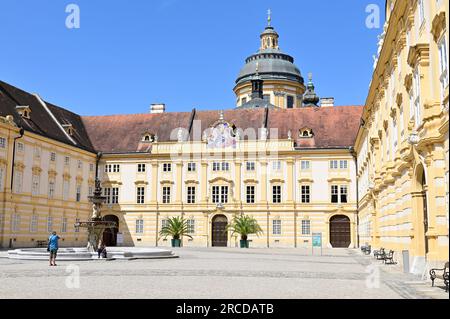 Melk, Wachau, Niederösterreich, Österreich. 06. Juli 2023. Barocke Gemälde auf den zentralen Giebeln der Melk Abbey. Barocke Gemälde Stockfoto