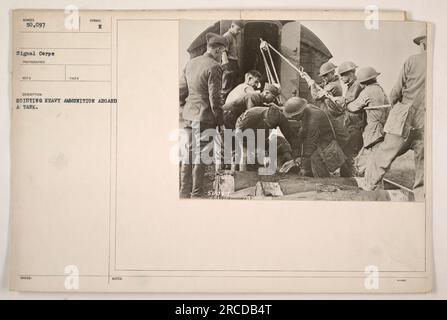 Soldaten, die während des Ersten Weltkriegs Munition auf einen Panzer geladen haben Auf dem Tank auf dem Foto ist die Nummer 50.097 aufgetragen. Das Foto wurde von dem Fotografen des Signalkorps aufgenommen, Reco macht Symbol E. Stockfoto