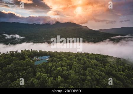 Luftbild: Gewitter bei Sonnenuntergang in der Hütte im Hinterland von Maine. Stockfoto