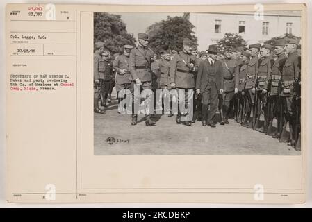 Secretary of war Newton D. Baker und seine Partei sehen die 5. Company of Marines im Casual Camp in Blois, Frankreich. Das Foto wurde von CPL. Legge am 25. Oktober 1918 aufgenommen. Das Bild ist mit dem Symbol „H“ gekennzeichnet, was darauf hinweist, dass es als geheim eingestuft wurde. Stockfoto