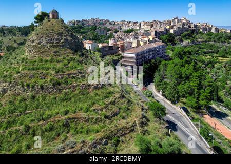 Luftaufnahme der Stadt Centuripe mit der Monte Calvario Kirche im Vordergrund Stockfoto