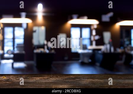 Holztisch mit Platz für Werbung, Hintergrund: Unscharfe Sicht auf den Friseursalon. Stockfoto