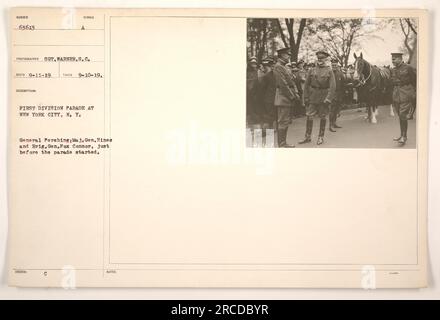 General Pershing, Major General Hines und Brigg. General Fox Connor wird kurz vor Beginn der Parade der First Division in New York City gesehen. Dieses Bild wurde am 10. September 1919 aufgenommen und war Teil einer Reihe von Fotografien, die die amerikanischen militärischen Aktivitäten während des Ersten Weltkriegs dokumentierten. Stockfoto