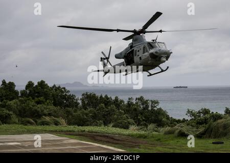 14. Juli 2023, Ternate, Cavite, Philippinen: Ein US-Marinehubschrauber der UH-1Y landet während einer Helocast- und Seepatrouillenübung im Rahmen der halbjährlichen Marine Aviation Support Activity (MASA) in Ternate, Provinz Cavite südlich von Manila, Philippinen. 14. Juli 2023. Ziel der MASA ist es, regionale Partnerschaften zu stärken, die militärische Zusammenarbeit zwischen den Philippinen und den Vereinigten Staaten zu fördern und die Stabilität in der Region Indo-Pazifik zu fördern. MASA, das vom 6. Bis 21. Juli auf den Philippinen stattfinden soll, bietet eine dynamische Plattform für die Philipp Stockfoto