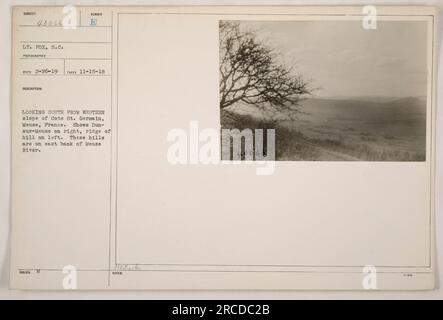 Eine Luftaufnahme während des Ersten Weltkriegs, bei der LT. Fox einen Blick vom westlichen Hang der Cote St. einnimmt Germain in Maas, Frankreich. Das Foto zeigt Dun-sur-Meuse auf der rechten Seite und einen Hügelrücken auf der linken Seite, der sich am Ostufer der Maas befindet. Stockfoto