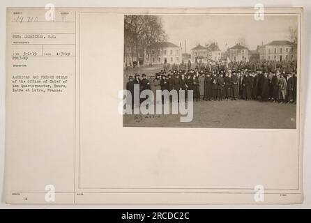 Amerikanische und französische Mädchen des Chefbüros des Quartiermeisters, Tours, Indre et Loire, Frankreich. Dieses Foto wurde am 7. Januar 1919 von Sergeant Garnochan, S.C. aufgenommen. Das Bild zeigt eine Gruppe amerikanischer und französischer Mädchen, die im Büro zusammenarbeiten. Stockfoto