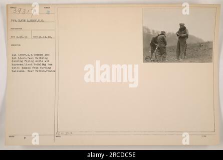 Gefreiter Clyde L. Eddy, Fotograf im Signalkorps, hat dieses Foto am 26. Februar 1919 gemacht. Das Bild zeigt 1. Lieutenant G.R. Durker und 2. Leutnant Paul Heibling ziehen Fluganzüge und Gurte an. Leutnant Heibling hatte zwei Sprünge gemacht, indem er Ballons verbrannte. Das Foto wurde in der Nähe von Verdun, Frankreich, aufgenommen. Stockfoto