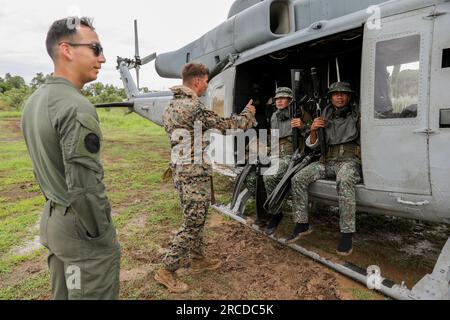 14. Juli 2023, Ternate, Cavite, Philippinen: US- und philippinische Marines bereiten sich im Rahmen der halbjährlichen Marine Aviation Support Activity (MASA) in Ternate, Provinz Cavite südlich von Manila, Philippinen auf eine Helocast- und Seepatrouillenübung vor. 14. Juli 2023. Ziel der MASA ist es, regionale Partnerschaften zu stärken, die militärische Zusammenarbeit zwischen den Philippinen und den Vereinigten Staaten zu fördern und die Stabilität in der Region Indo-Pazifik zu fördern. MASA, das vom 6. Bis 21. Juli auf den Philippinen stattfinden soll, bietet eine dynamische Plattform für die philippinischen Marines und ihren US-Bezirk Stockfoto