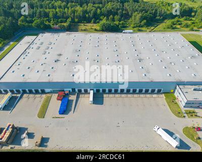 Luftaufnahme des Warenlagers. Logistikzentrum in Industrie Stockfoto