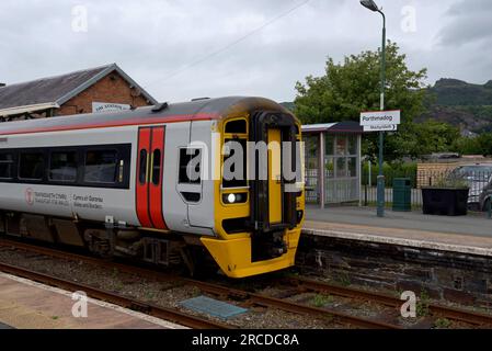 A Transport for Wales Zug am Bahnhof Porthmadog, Gwynedd, Wales, Juli 2023 Stockfoto