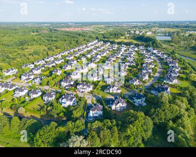 Luftfoto der Wohndrohne des Dorfes Houses über dem View S Stockfoto