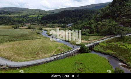 Drohnenfoto der alten Pont Rufeinig oder römischen Brücke über den Fluss Afon Lledr, an der römischen Brücke, Blaenau Ffestiniog, Gwynedd, Wales, Juli 2023 Stockfoto