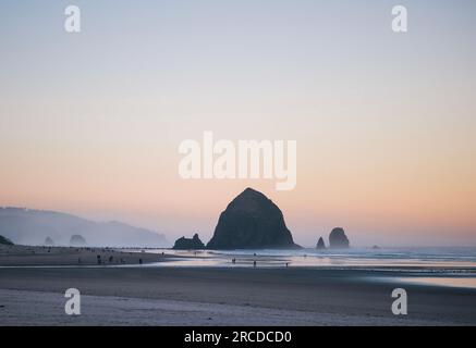 Hystack Rock bei Sonnenuntergang am Cannon Beach, Oregon Stockfoto