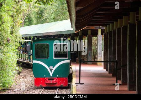 Der Zug zum Devil's Throat in der Station im Iguassu Park Stockfoto