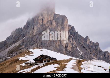 BLICK AUF PASSO GIAU IM HERBST Stockfoto