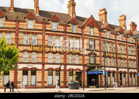 Wolverhampton, Großbritannien - Juli 13 2023: Längeres Außenbild des Britannia Hotels in Wolverhampton mit der Straße davor Stockfoto